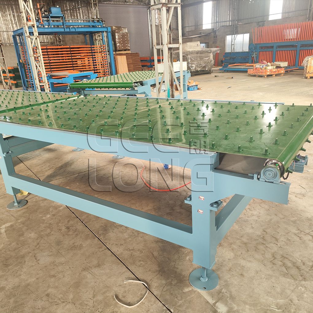  Glued veneer conveyor for plywood paving