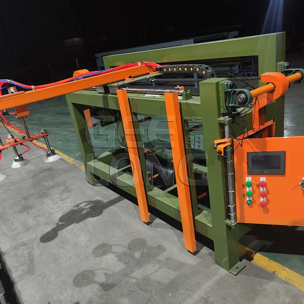 Automatic plywood loader vacuum type