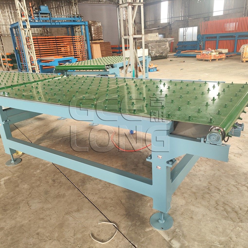 Glued veneer conveyor for plywood paving