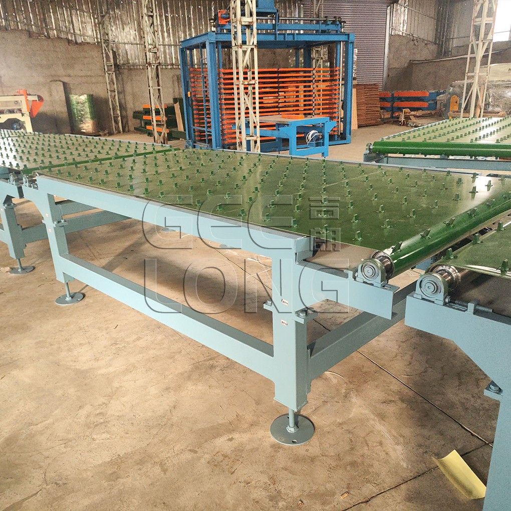 Glued veneer conveyor for plywood paving