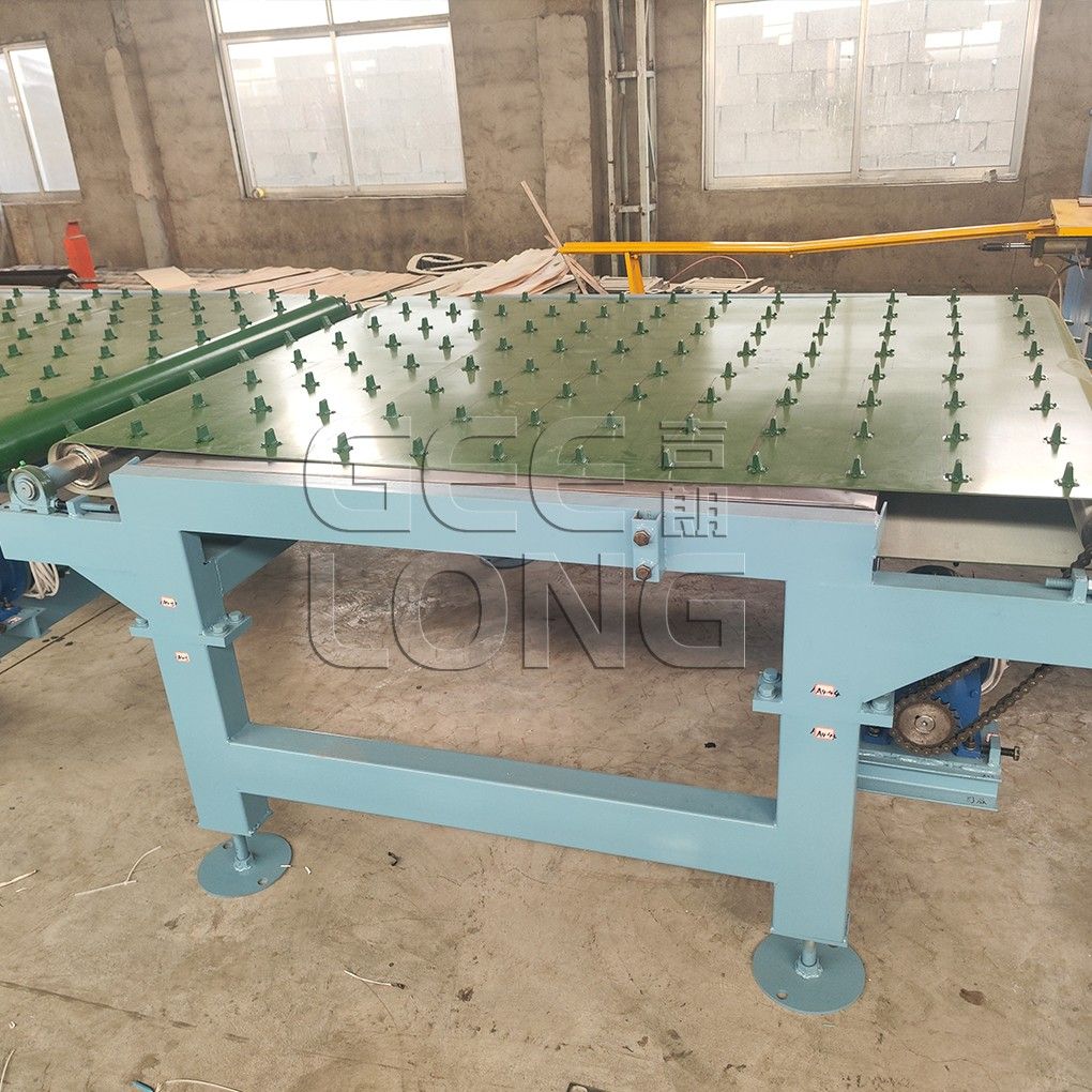 Glued veneer conveyor for plywood paving