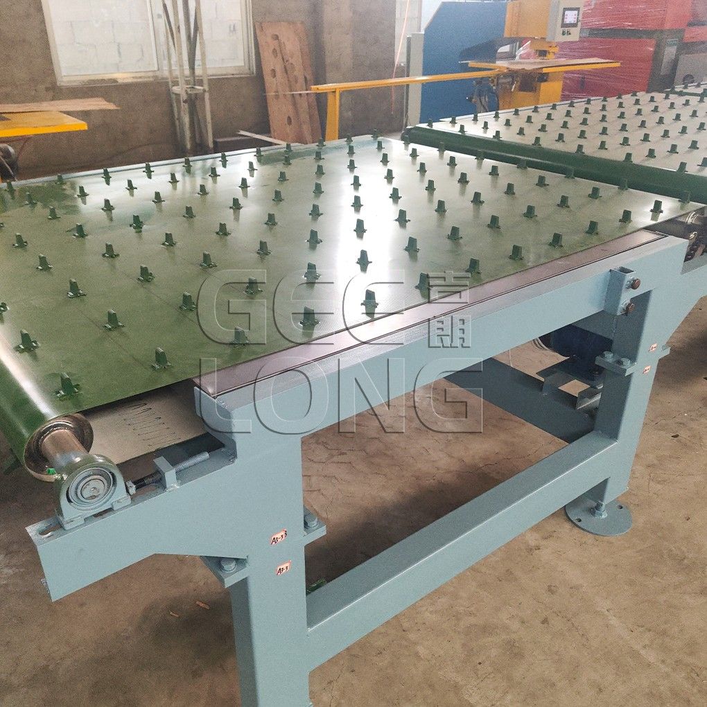 Glued veneer conveyor for plywood paving